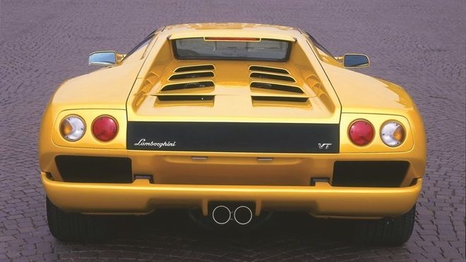 Lamborghini Diablo har samme baklys som Think. Tesla arvet rattstamme fra Mercedes
