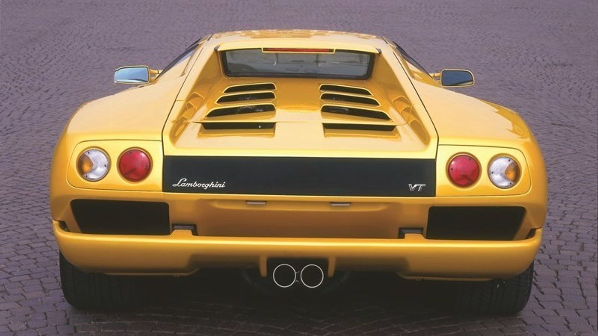 Lamborghini Diablo har samme baklys som Think. Tesla arvet rattstamme fra Mercedes