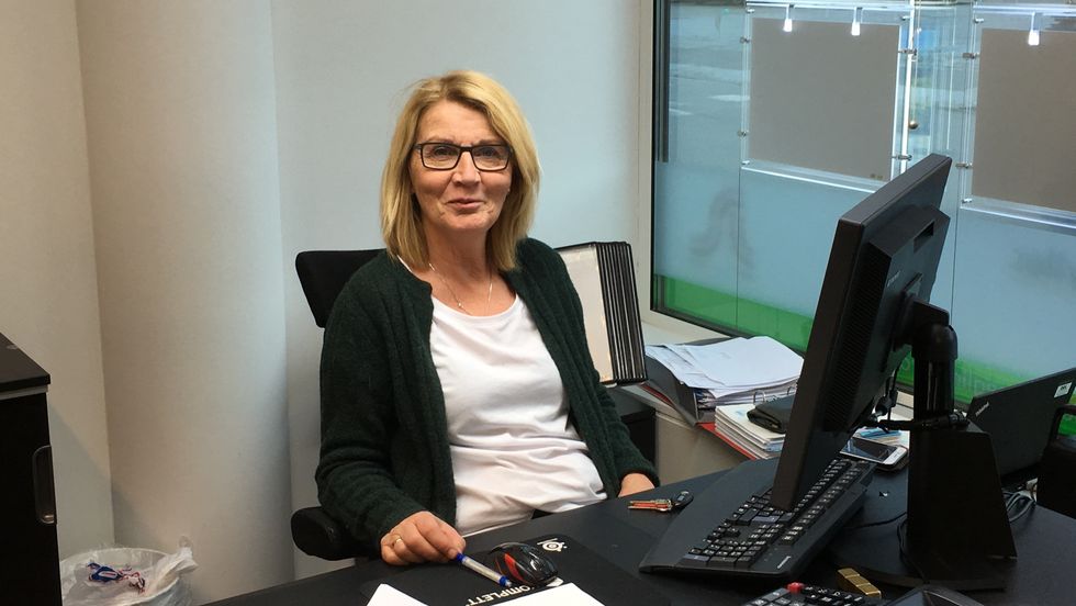 NØGD: Greta Steinheim, eigedomsmeklar og dagleg leiar i Årdal Boligbyggelag, er nøgd og stolt over at Garanti har selt mest i Årdal. Ho seier dei har gjort grep det siste året for å betra seg.