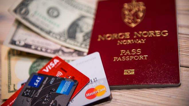 Illustrasjonsbilde av kredittkort, amerikanske dollar og et norsk pass.