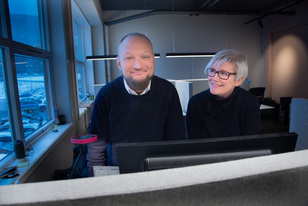 Eirik Langeland Fjeld er ansvarleg redaktør for Strilen og Bygdanytt, medan Marit Kalgraf er ansvarleg redaktør for Askøyværingen og Vestnytt. Her i redaksjonen til Bygdanytt, som er lokalisert i kjøpesenteret Øyrane Torg, i Indre Arna, ein knapp ti minuttars togtur frå Bergen sentrum.