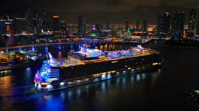 RCCLs Symphony of the Seas ble bygget ved STX France i Saint Nazaire og overlevert i april 2018. Skipet er 362,1 meter i lengde og har plass til 5535 passasjerer (maksimal kapasitet på 6870) og et mannskap på 2100.