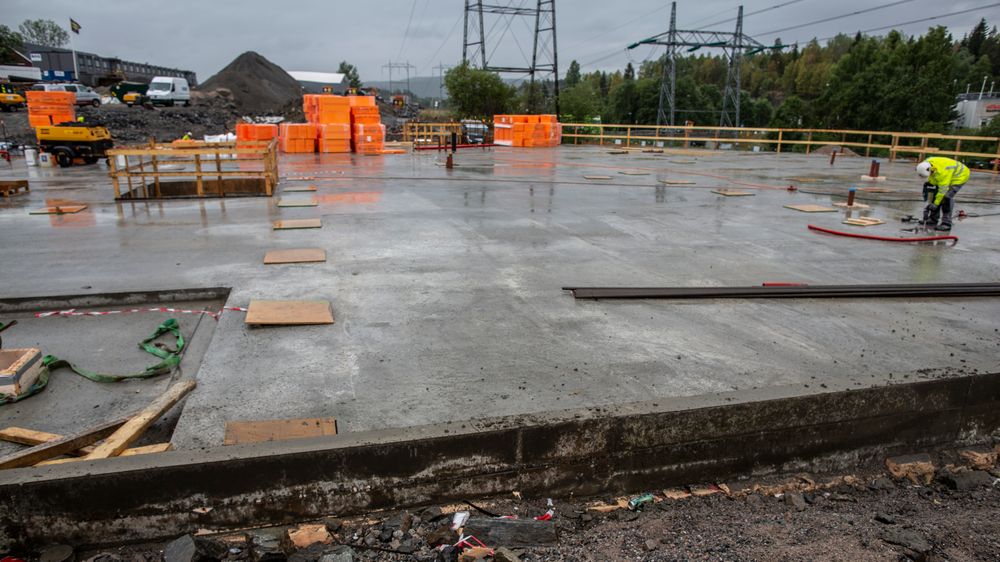 Bellona mener at regjeringen må gå lenger enn å forby bruk av mineralolje til byggtørk på byggeplasser. Også gass bør fases ut, mener de. Arkivfoto: Betongdekke i råbygget til det nye innendørs skianlegget på Lørenskog.