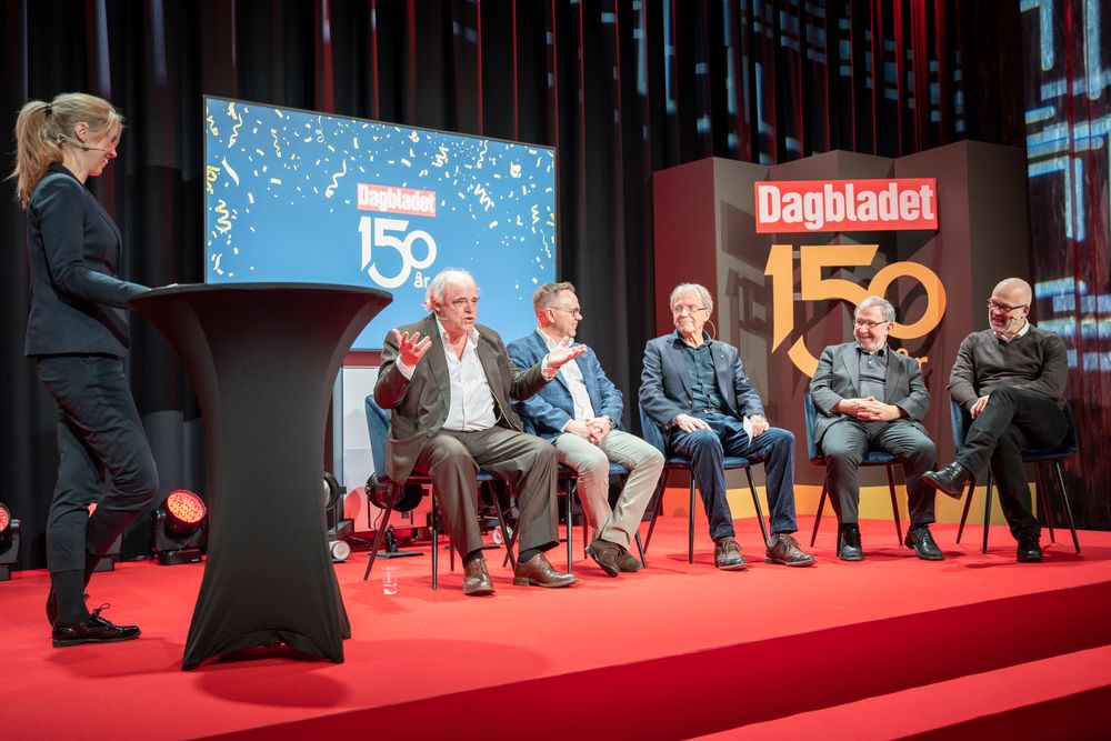 Dagbladets nåværende sjefredaktør Alexandra Beverfjord ledet et panel bestående av tidligere sjefredaktører under deres 150-årsmarkering. Fra venstre: John Olav Egeland, John Arne Markussen, Bjørn Simensen, Harald Stanghelle og Thor Gjermund Eriksen.
