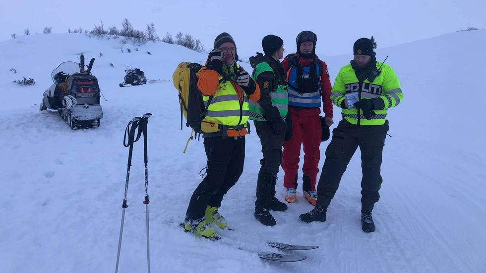 STORØVING: Mellom 30 og 35 personar frå ei rekkje ulike aktørar var i sving for å øva på kva dei skal gjera om det går folk i snøskred.