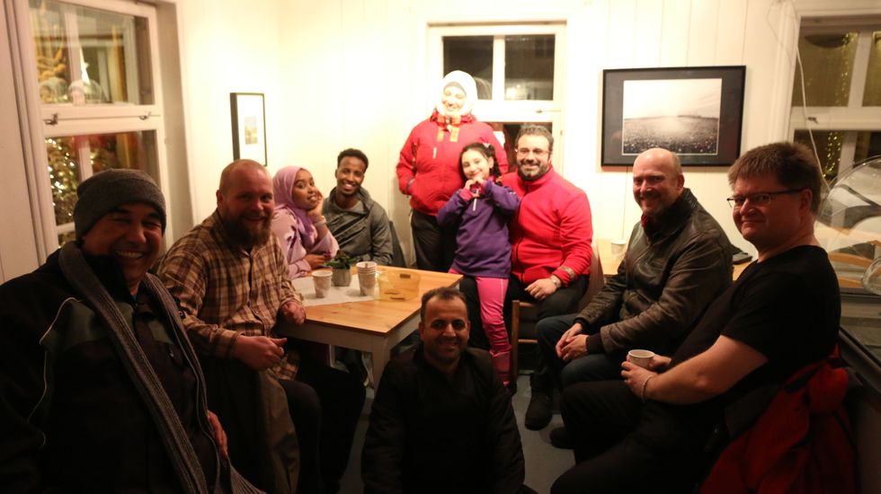 LATTER OG SMIL: Topp stemning på Møteplassen Kafe.