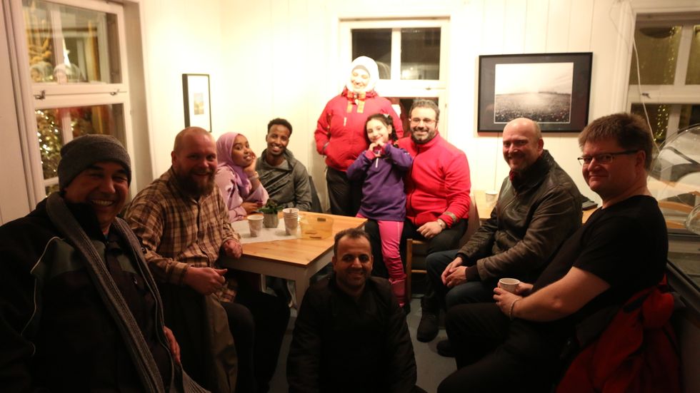 LATTER OG SMIL: Topp stemning på Møteplassen Kafe.