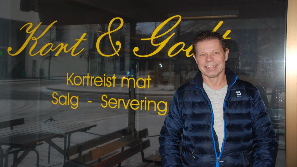 FRUSTRERT: Kjell Grøthe er glad for å kunne reopna kafèen etter konkursen, men er frustrert på kommunen.
