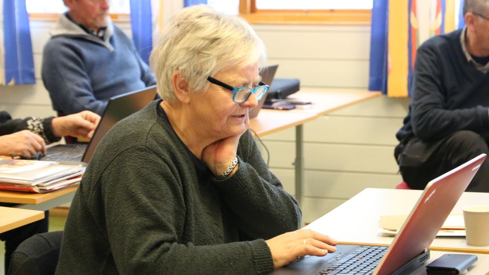 TAKKSAM: Kari Hjermann er nøgd med all kunnskapen og gleda ho sit att meg frå Seniortreff, og vil oppmoda fleire eldre til å delta.