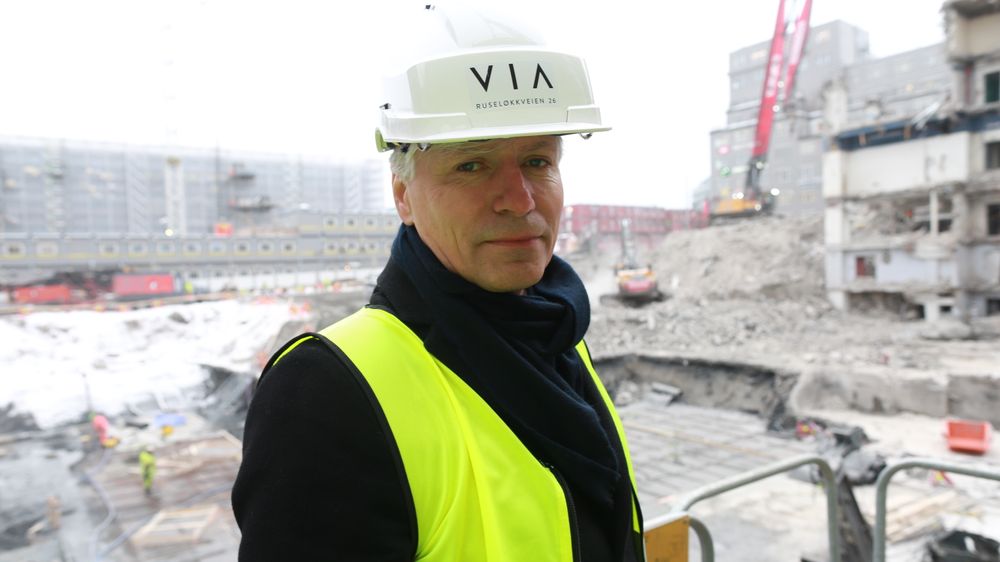 Miljøvernminister Ola Elvestuen vil samarbeide med byggenæringen for å bli kvitt fossil bensin- diesel og gass i bygg- og anleggsektoren.