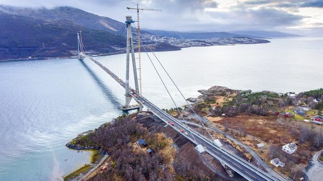 Brua skal egentlig stå i 100 år: Nå må 344 bolter skiftes ut – sju måneder etter at brua åpnet