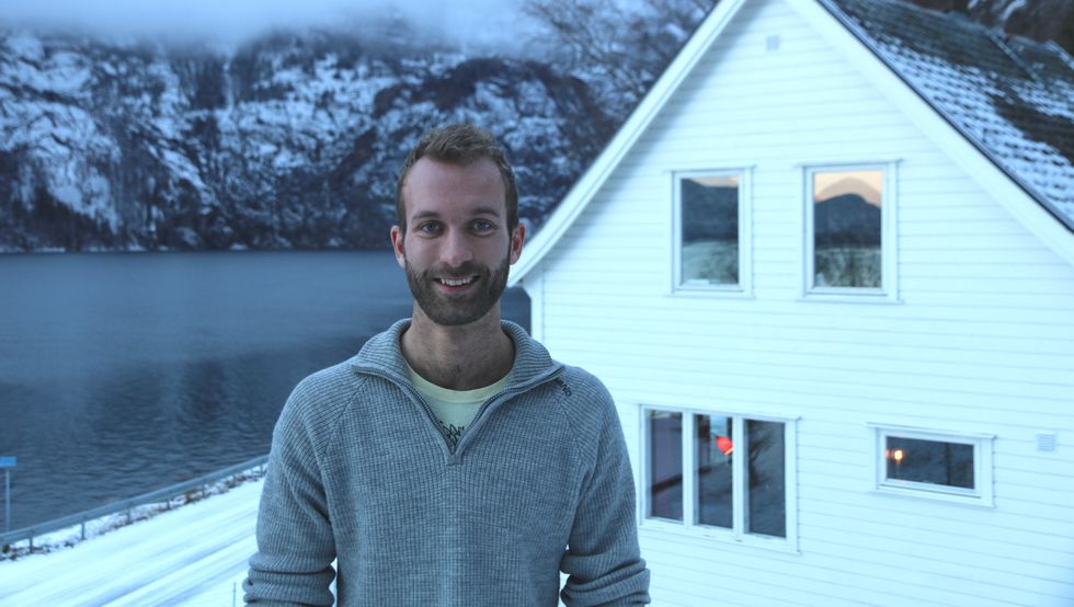 NØGD: Denne karen trives best i stille og rolege omgjevnader, derfor er han nøgd med eit hus som ikkje ligg midt i Lærdal sentrum.