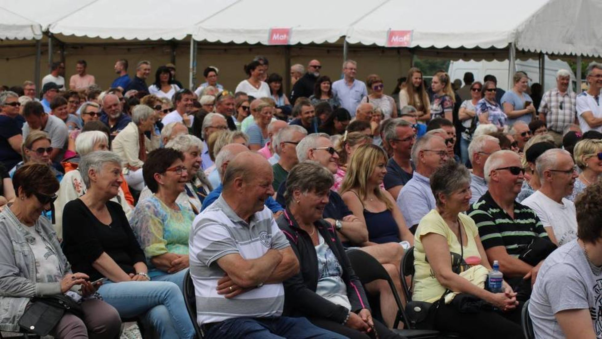 OPPMODAR TIL DUGNAD: Stemninga var god på fjorårets Aurlandsmarknad, men marknadsnemnda tykkjer det er viktig at folk ser verdien av arrangementet og stiller opp som frivillige.