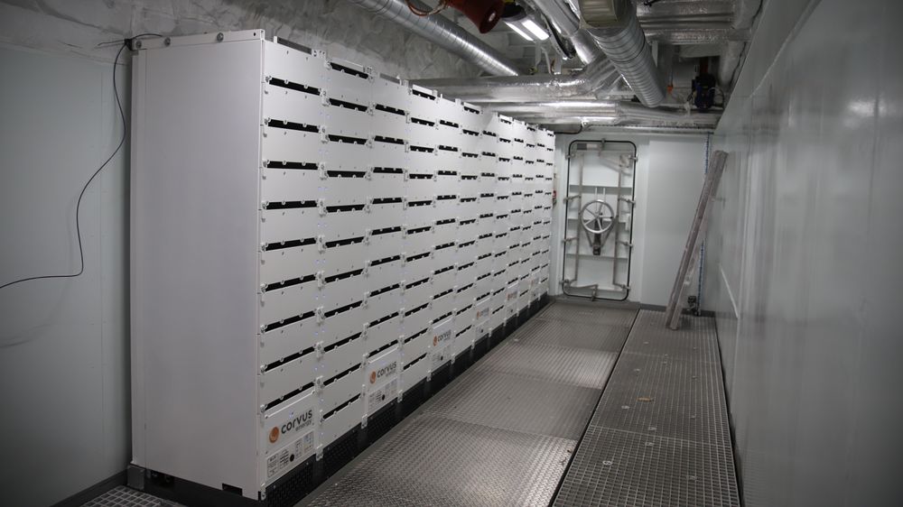 Corvus har levert batteripakkene på 1,36 MWh til Hurtigrutens ekspedisjonsskip. Batterirommet til MS Roald Amundsen har plass til over dobbelt så mange batterier.