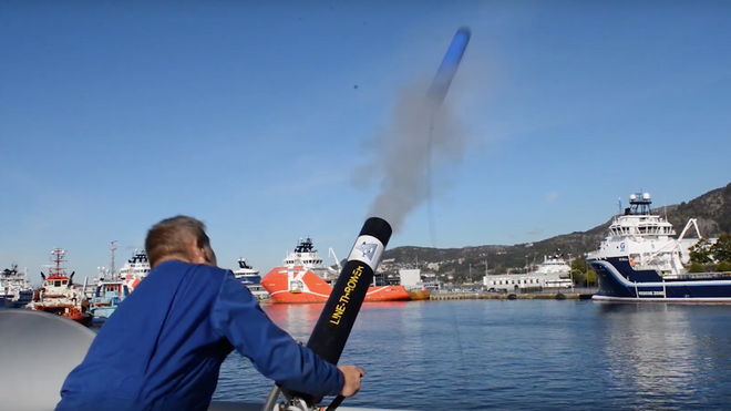 Her skyter han et 360-kamera ut i nota for å sjekke fangsten