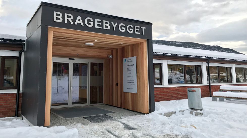 OPPGRADERT: Det gamle gymnasbygget er både oppgradert innvendig og har fått inngangsparti. Uteområdet skal stå ferdig til sommaren.
