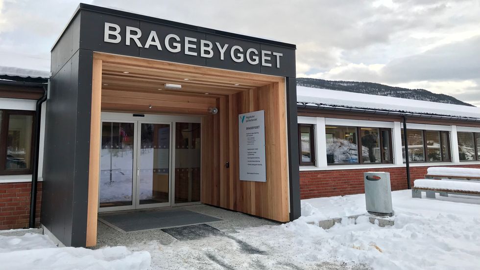 OPPGRADERT: Det gamle gymnasbygget er både oppgradert innvendig og har fått inngangsparti. Uteområdet skal stå ferdig til sommaren.