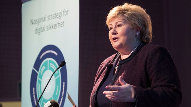 Statsminister Erna Solberg presenterer regjeringens handlingsplan for IKT-sikkerhet på Oslo kongressenter onsdag.