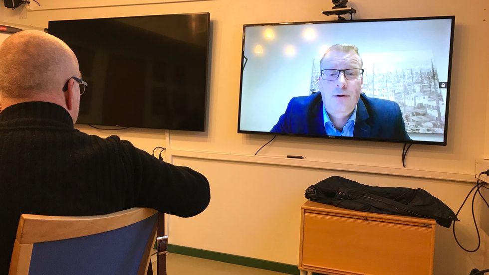 ORIENTERTE: Setterådmann Knut Broberg orienterte om handsaminga av varslingssakene i barnevernet via TV-skjermen.