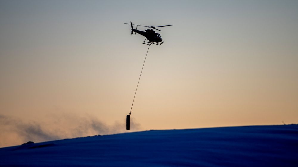 Et masteelement fraktes inn i Roan vindpark med helikopter. Per i dag er 13 vindparker under bygging i Norge. Disse vil kunne produsere 6,9 TWh strøm, det er godt over det dobbelte av total vindkraftproduksjon i dag.