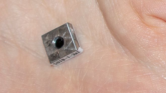 Med denne optiske mikrofonen skal de norske gründerne gi mobil­telefoner mye bedre lydopptak