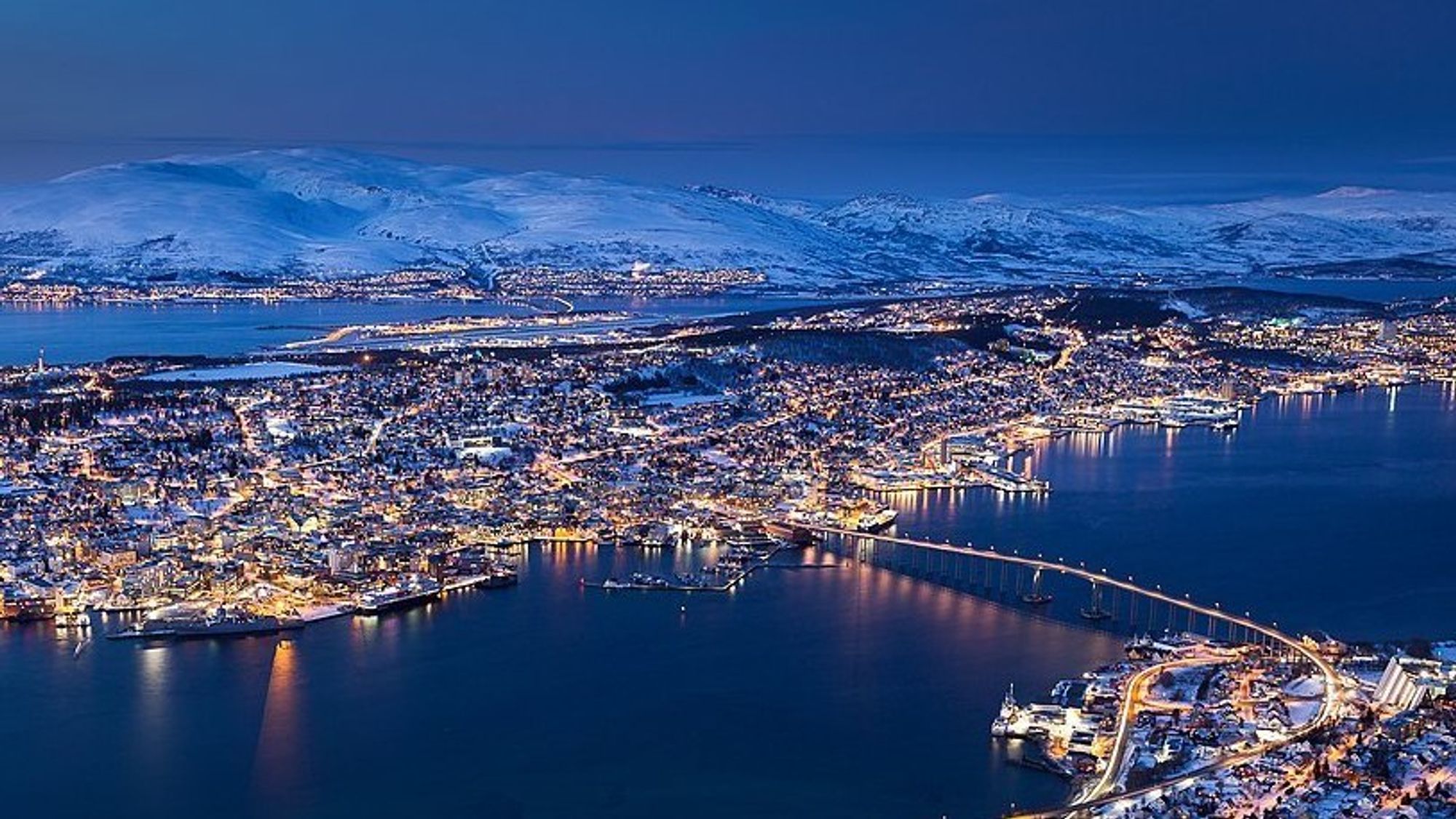 Tromsø sett fra fjellstua en vinterdag. Superdatamaskinen Fram befinner seg i Universitetet i Tromsøs lokaler til høyre i bildet. Illustrasjonsfoto.
