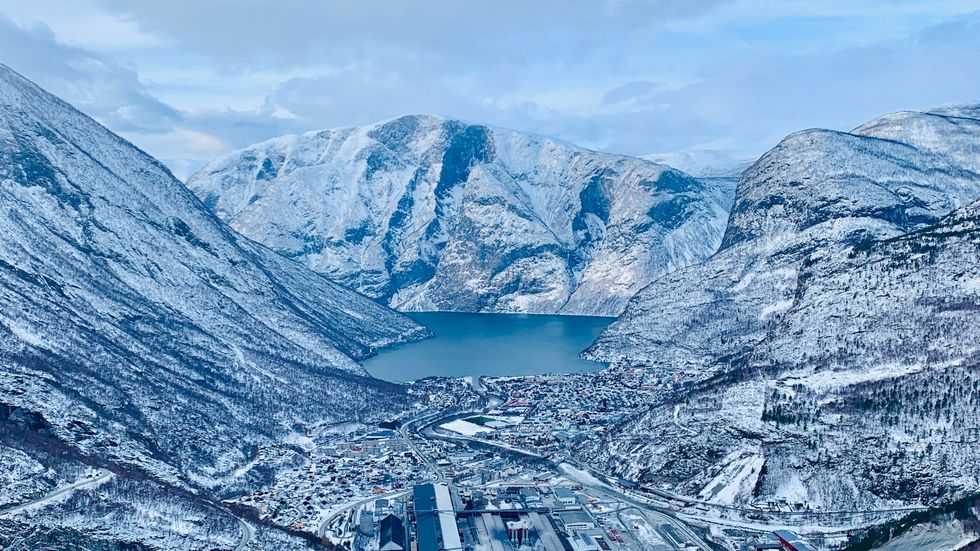 SNØDEKT: Vekas foto syner Øvre Årdal dekt i snø.