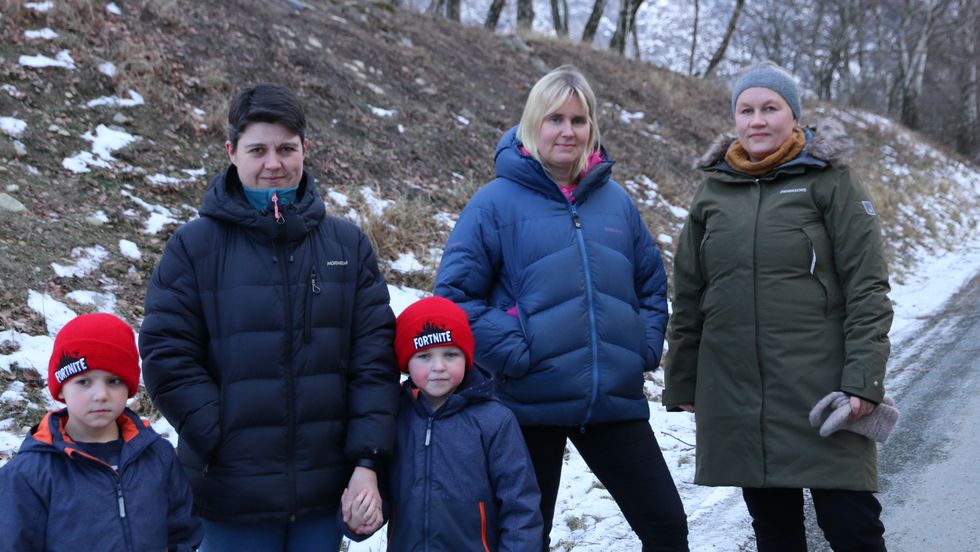 VIL HA BETRE SKULESKYSS: Småbarnsfamiliane som bur langs Mosvegen meiner skuleskysstilbodet er for dårleg. Dei er rysta over at elevane blir henta ein stad, men sleppt av ein annan. F.v: May Britt Glitre, Elisabeth Rumohr og Iris Blaaflat.
