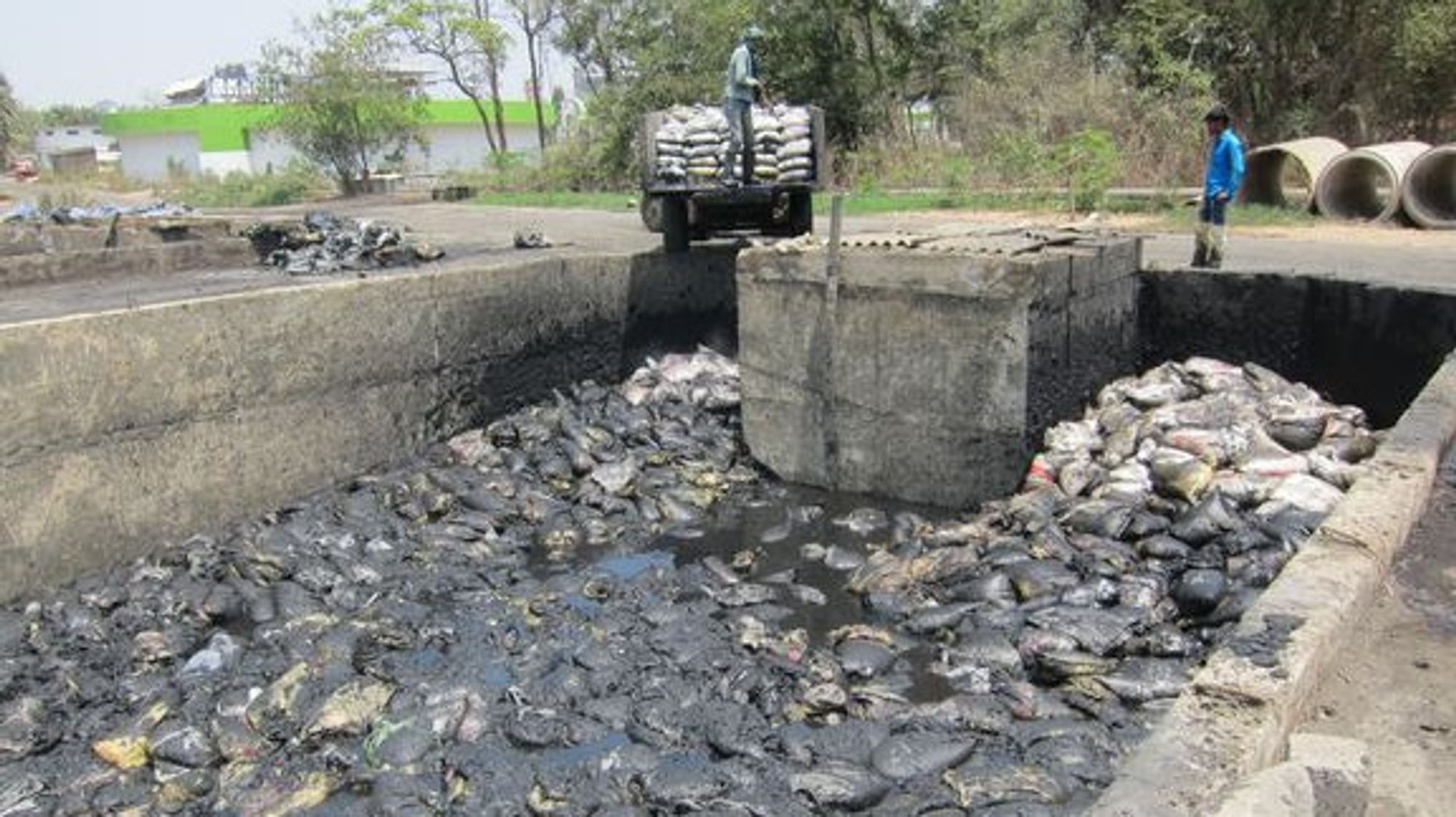 Blandet industrielt plastavfall i Gujarat i India.