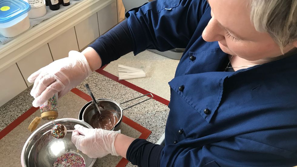 SØT SATSING: Dei siste fem åra har Rachel Engsbråten fått utløp for kreativiteten med å laga forskjellig godteri, som marshmellow på pinne. No ønskjer ho å satsa.