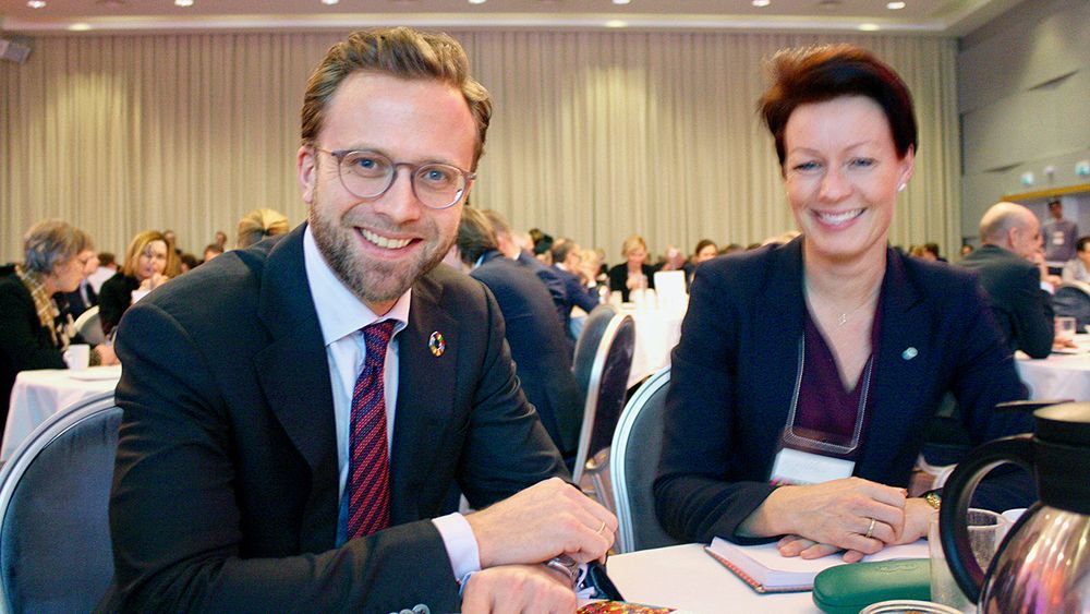 Digitaliseringsminister Niolai Astrup (H) og Line Henriette Holten, generalsekretær i Tekna, på Lerchendalkonferansen.