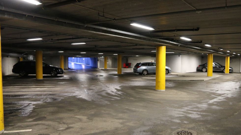 DRAMAET OVER: I 17-tida torsdag var parkeringskjellaren under Årdalssenteret nesten tømd for bilar.