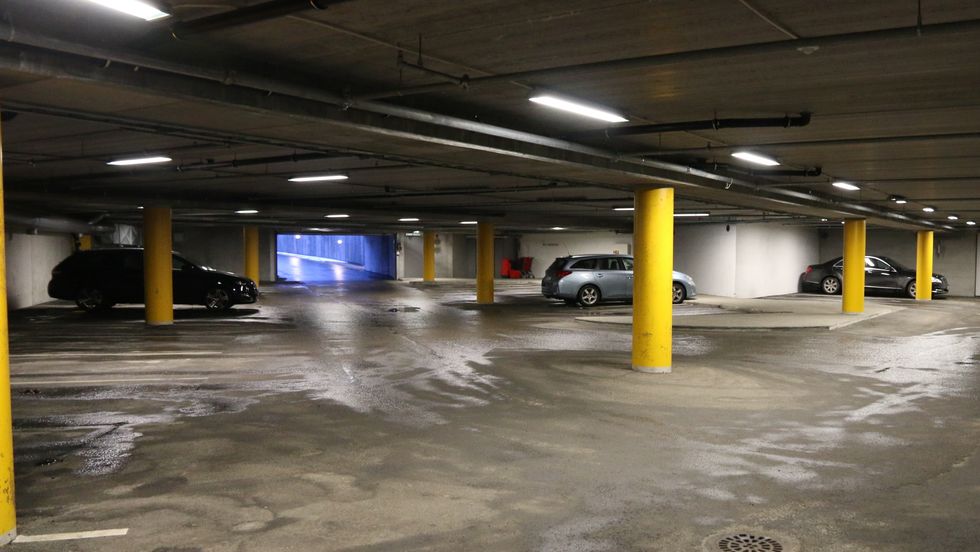 DRAMAET OVER: I 17-tida torsdag var parkeringskjellaren under Årdalssenteret nesten tømd for bilar.