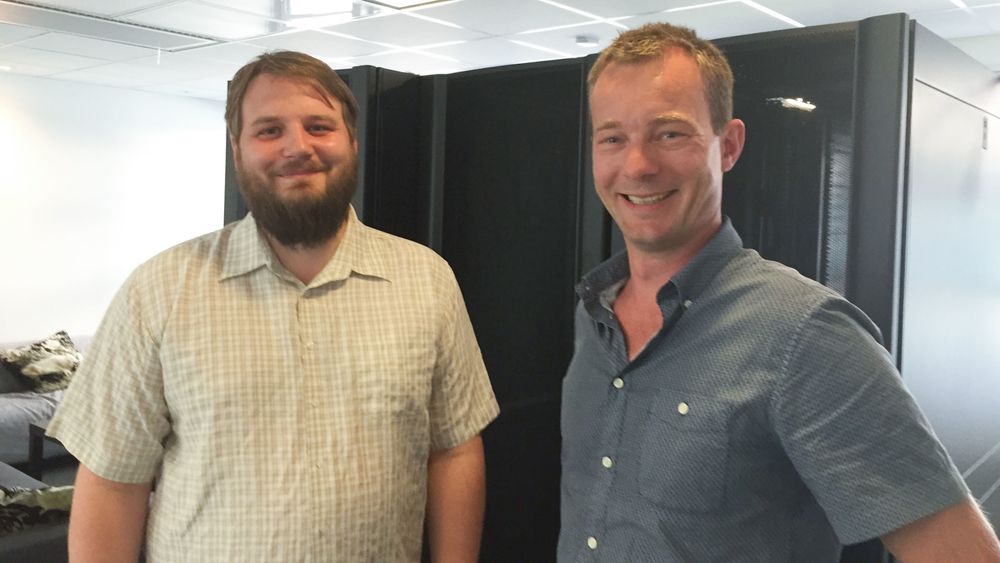 Daglig leder Eirik H. Blix i Blix Solutions og første Singapore-kunde Erlend Eide i Servebolt.