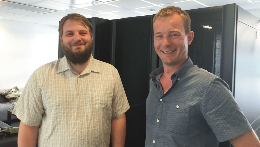 Daglig leder Eirik H. Blix i Blix Solutions og første Singapore-kunde Erlend Eide i Servebolt.