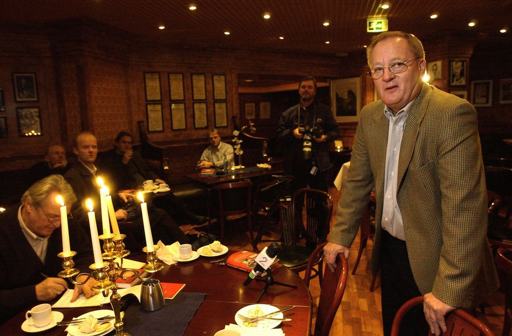 Oslo 20021017
Sjefredaktør Knut Haavik i Se og Hør presenterte sin selvbiografi "En ramp i rampelyset" på Tostrupkjelleren.
Foto: Tor Richardsen / SCANPIX