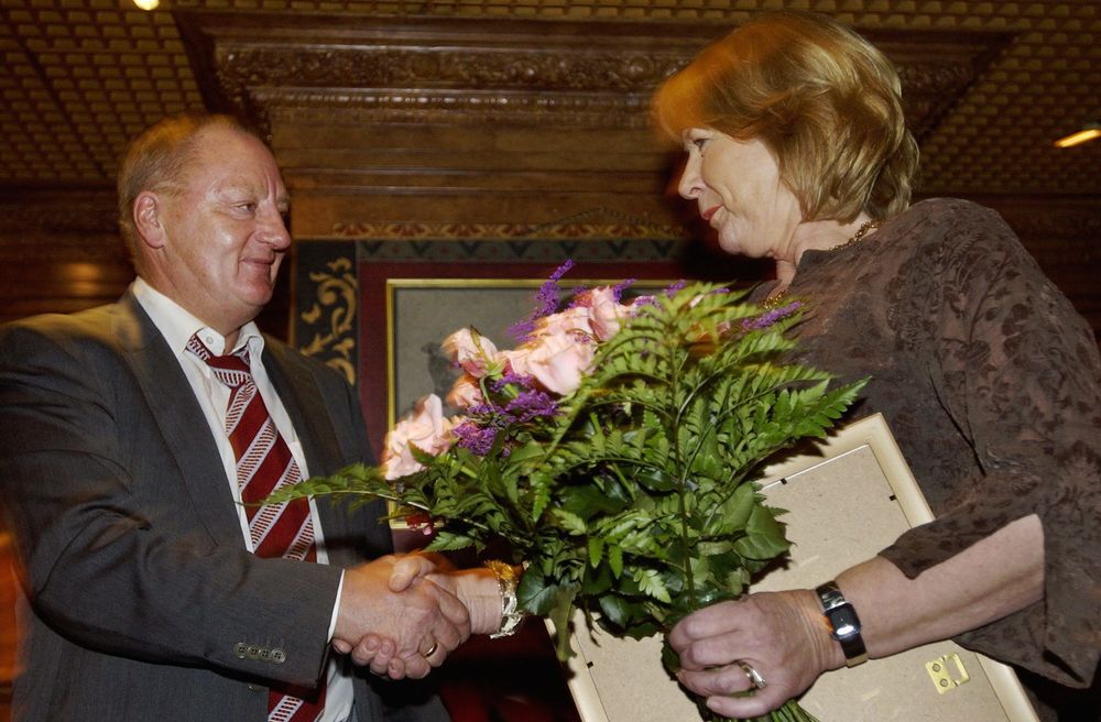 OSLO 20031204. Knut Haaviks Hederspris for fremragende underholdningsjournalistikk ble tildelt NRKs Anne Grosvold på Tostrupkjelleren torsdag ettermiddag. Initiativet til prisen er tatt av redaksjonsklubben i Se og Hør, og den deles ut for første gang på Knut Haaviks 60 årsdag. Det var Haavik selv som delte ut prisen.