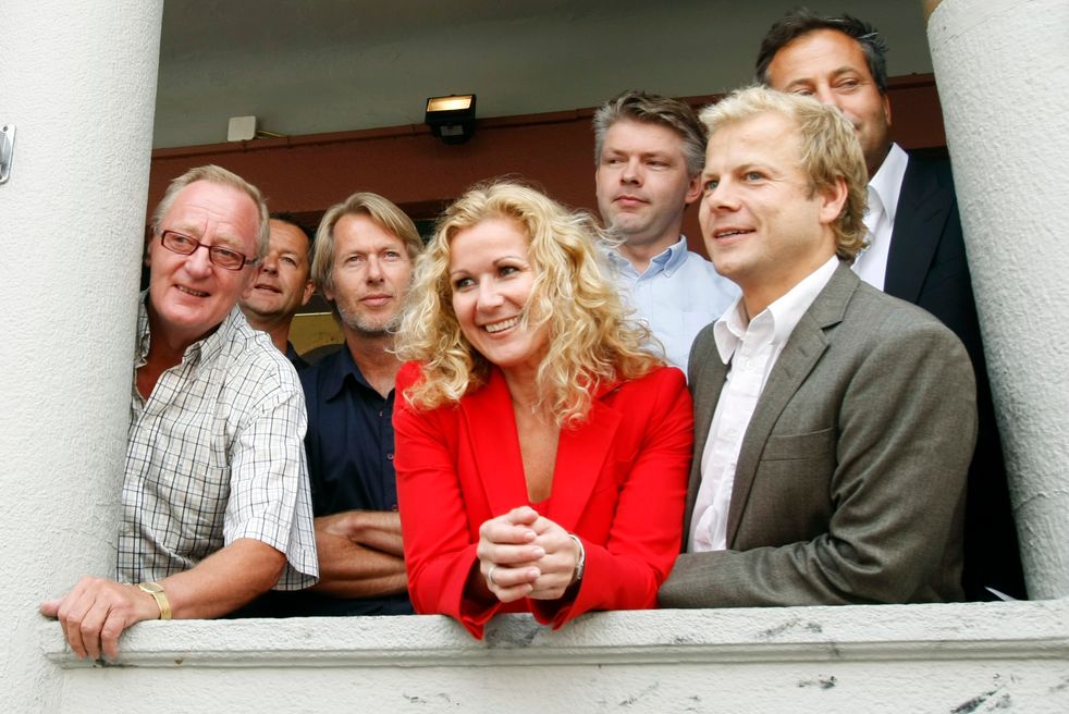 OSLO 20070806: Statsråd Karita Bekkemellem (i midten), her flankert av blant annet Knut Haavik Jørgen Lorentzen, Heikki Holmås og Arve Juritzen, møtte medlemmer fra Mannspanelet på Bohemen pub. Panelet som er opprettet av Barne - og likestillingsministeren, skal drøfte utfordringer knyttet til menn og likestilling.
Foto: Heiko Junge / SCANPIX .