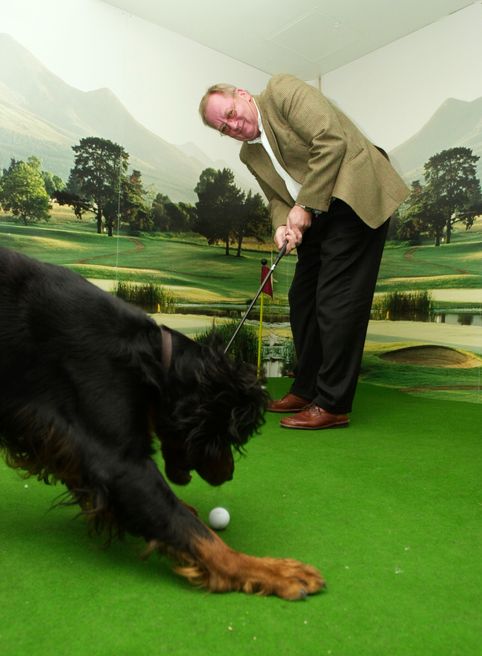 Oslo 20031124
Pensjonist Knut Haavik. Her med golfkølle og hund.
Foto: Erlend Aas / SCANPIX