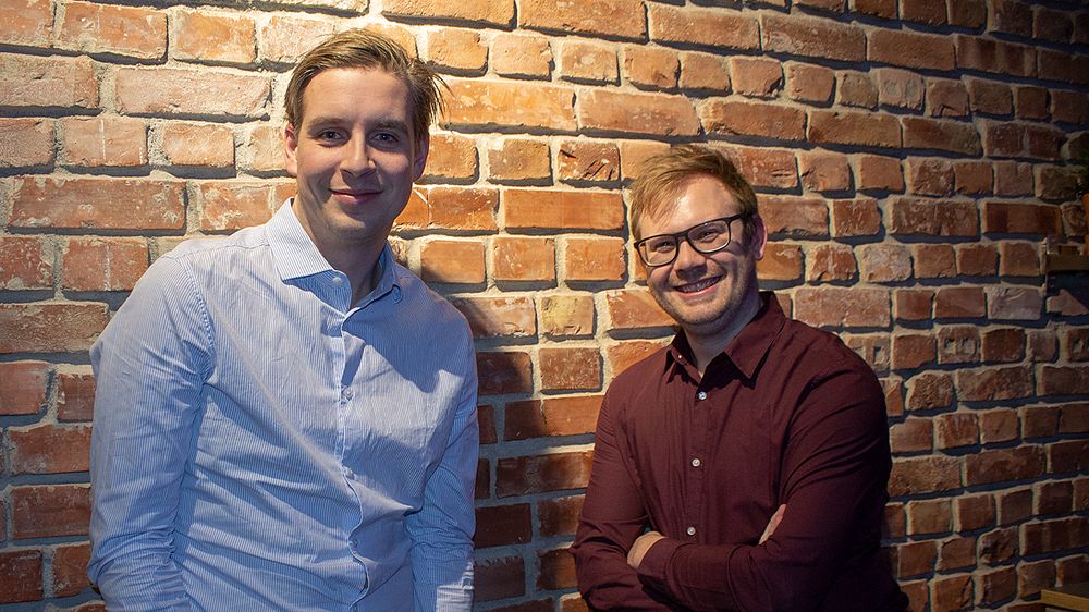 Daglig leder Jon Ramvi i Blockchangers (til høyre) her sammen med utvikler Robin Pedersen. Det var Jon Ramvi som holdt foredrag om e-helseløsningen på et arrangement på Mesh tirsdag kveld.