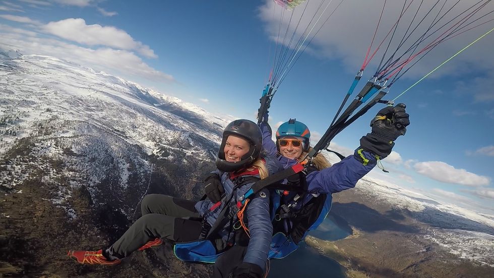 LUFTIG UTSIKT: Sarah Wisniewski er akrobatflygar og driv tandemflyging høgt over fjelltoppane.
