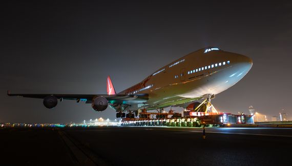 Transporterte Boeing 747 over jorde