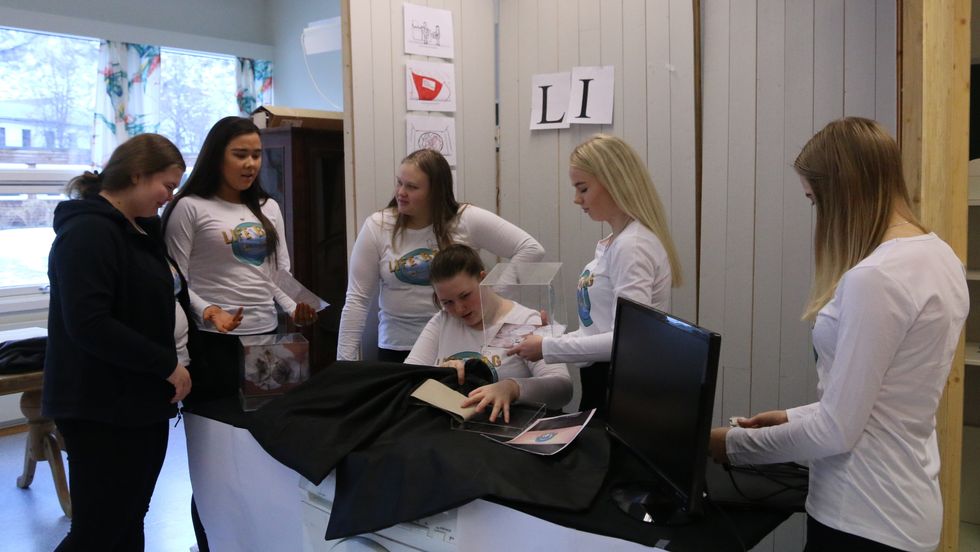 KJEMPAR MOT MIKROPLAST: Life Bag UB har produsert ein filterpose som skal hindra at mikroplast frå kleda våre hamnar i sjøen. Torsdag skal dei konkurrera i fylkesmessa for ungdomsbedrifter.