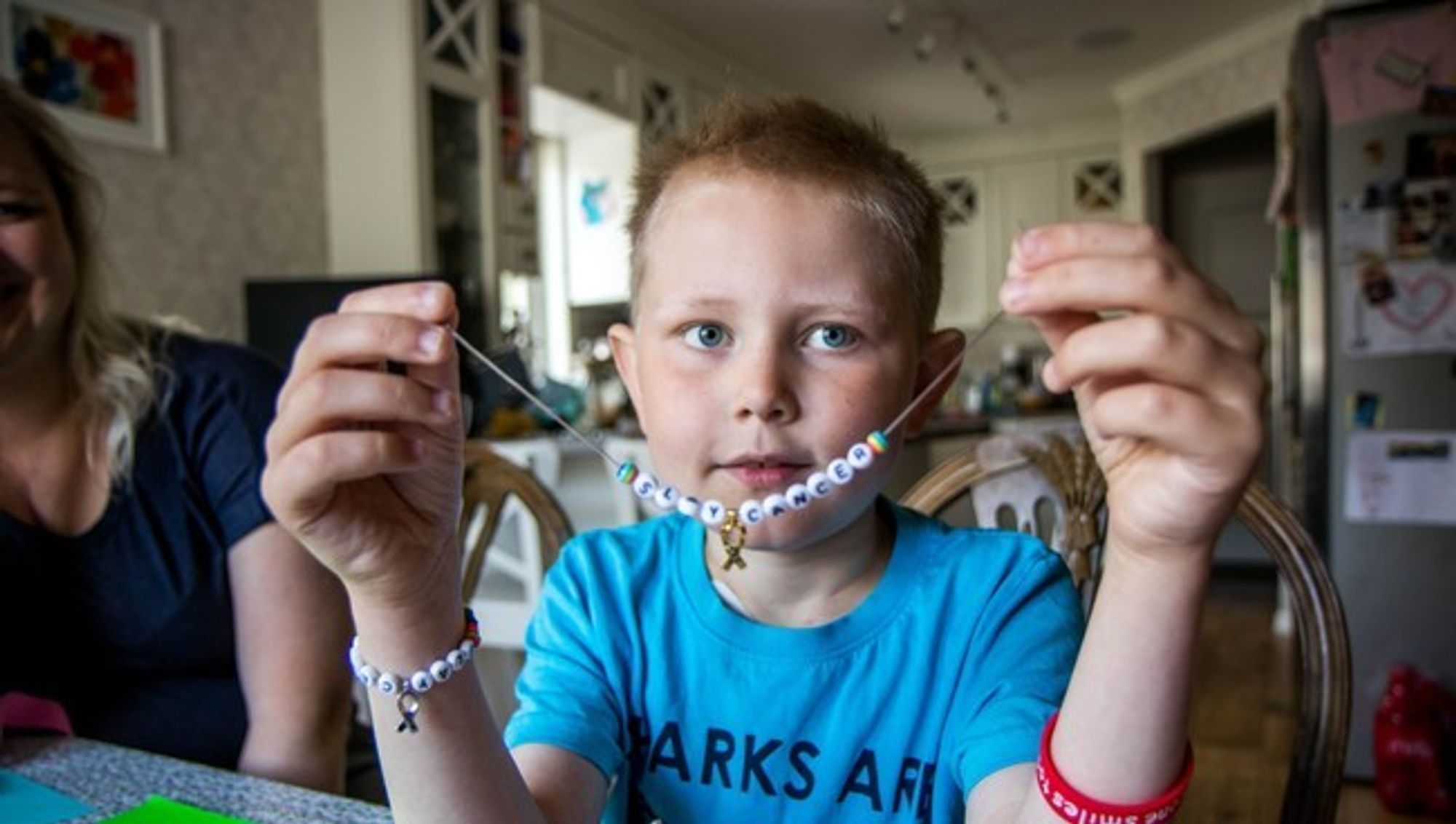SEL ARMBÅND: Årdalsguten Syver Olander Kvammen Heggestad sel armbånd med teksten «slay cancer» på.