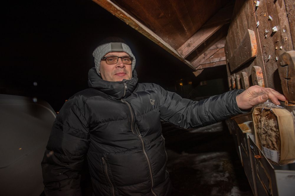Ferskt brød i postkassa: Midt på natten leverer avisbud Kjell Arve Lunde ut ferske brød i et nabolag i Steinkjer. Han synes det er flott å kunne levere mer enn avis og håper at tilbudet tas godt imot slik at det kan utvides.