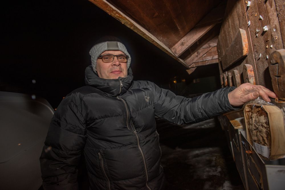 Ferskt brød i postkassa: Midt på natten leverer avisbud Kjell Arve Lunde ut ferske brød i et nabolag i Steinkjer. Han synes det er flott å kunne levere mer enn avis og håper at tilbudet tas godt imot slik at det kan utvides.