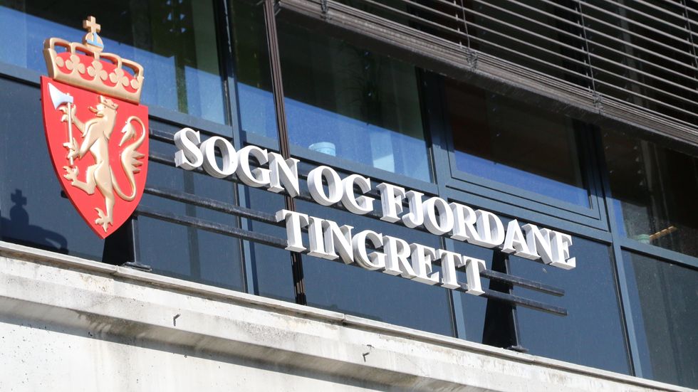 TILTALT: Ein mann frå Sogn og Fjordane er tiltalt for å ha knivstukke mora si fleire gonger medan han heldt henne fanga i ein bustad. Væpna politi pågreip mannen.