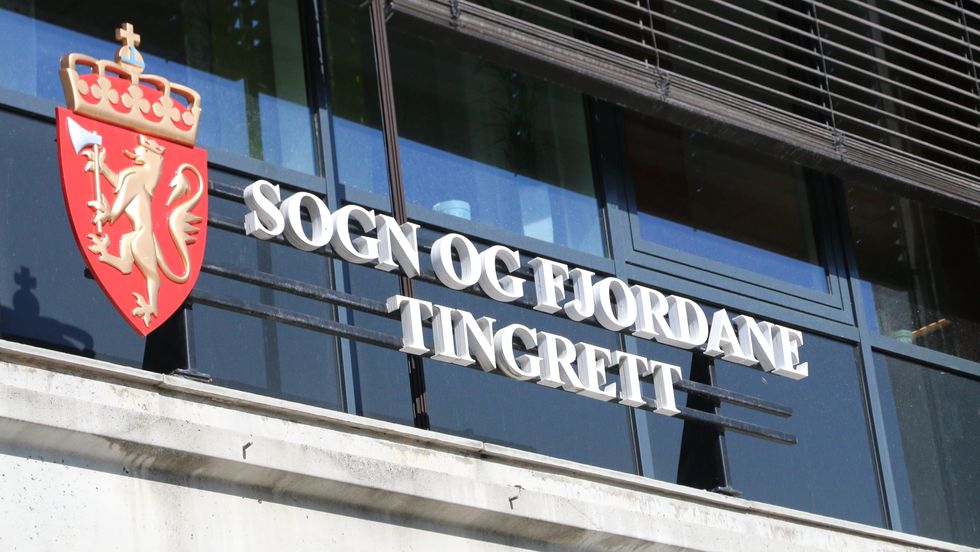 TILTALT: Ein mann frå Sogn og Fjordane er tiltalt for å ha knivstukke mora si fleire gonger medan han heldt henne fanga i ein bustad. Væpna politi pågreip mannen.
