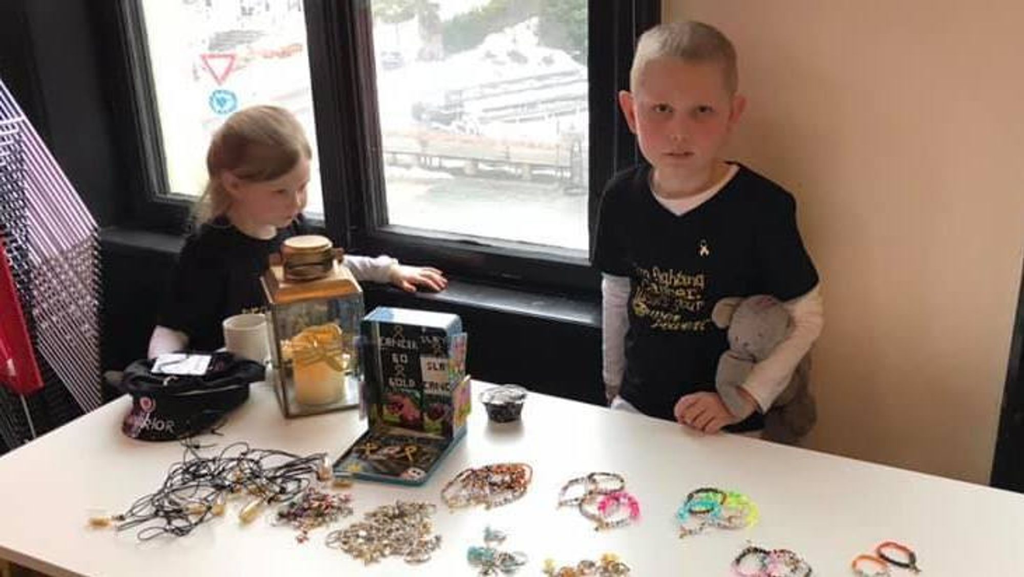 SAMLA INN PENGAR: Syver Olander (7) fekk reise til Oslo for å markere den internasjonale barnekreftdagen. Der delte han ut blankettar til kreftforsking på heile 25 millionar kroner via barnekreftforeningen. Etterpå selte han heimelaga armband til inntekt for foreninga.