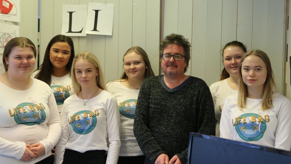 TRE PÅ RAD: Lifebag UB er tredje ungdomsbedrifta frå Årdal til å stikke av med sigeren på fylkesmessa i entreprenørskap. Lærar Knut Bordal (på biletet) meiner Årdal vgs har funne hemmelegheita for å lukkast.